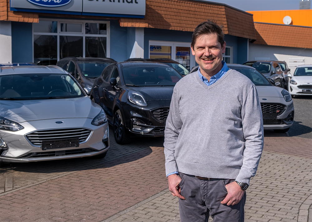 Sylvio Arndt vor seinem Autohaus in Niesky